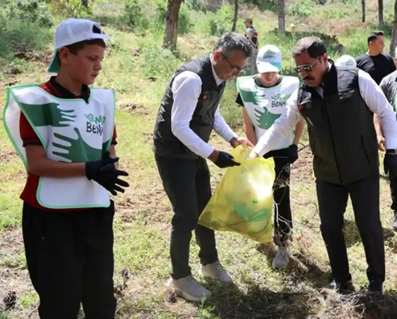 Vali Masatlı Gençlerle Ormanları Temizledi 