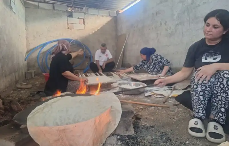 Köylerde Bayramın Kokusu Yayıldı: Sacda Ekmek Hazırlıkları Başladı