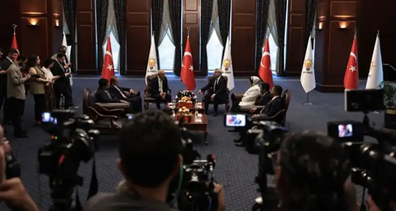 AK Parti Ve CHP’den Bayramda Diyalog Mesajı