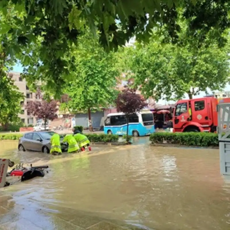 Ekipler Sel Altında Kalan Araçların İmdadına Koştu