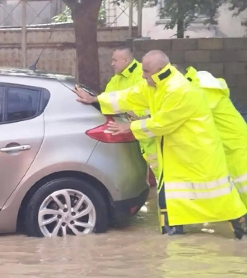 Ekipler Sel Altında Kalan Araçların İmdadına Koştu
