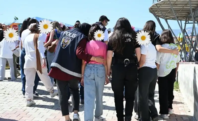 Hatay’da Polis Ve Çocukların Kahkahaları Lunaparktan Yükseldi