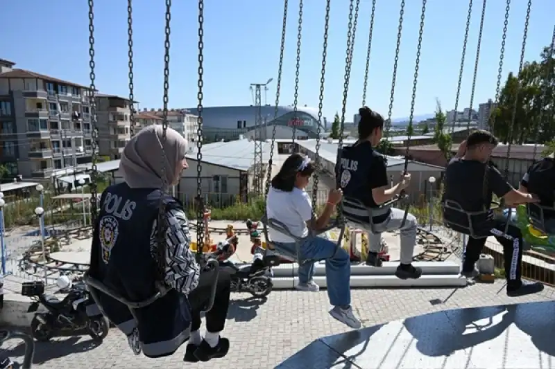 Hatay’da Polis Ve Çocukların Kahkahaları Lunaparktan Yükseldi