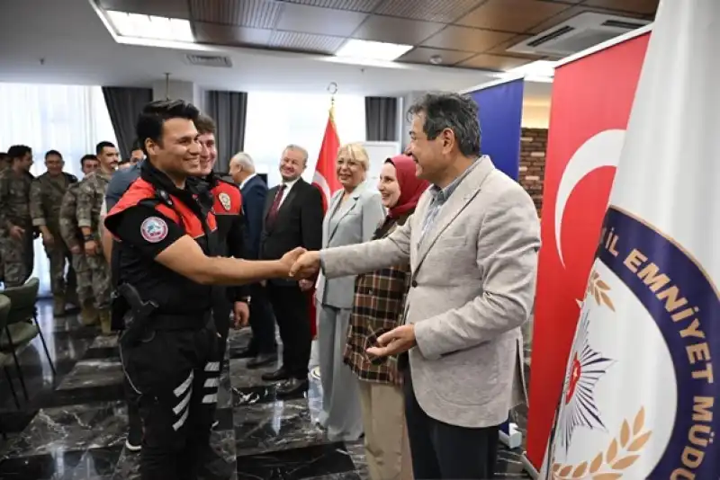 Emniyet Müdürü Eşinden Personele Tebrik.