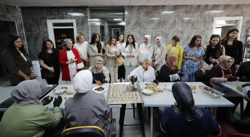 İl Protokolü Eşlerinden Altınözü’nde Kadın Emeğine Destek Ziyareti