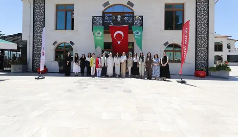 İl Protokolü Eşlerinden Altınözü’nde Kadın Emeğine Destek Ziyareti
