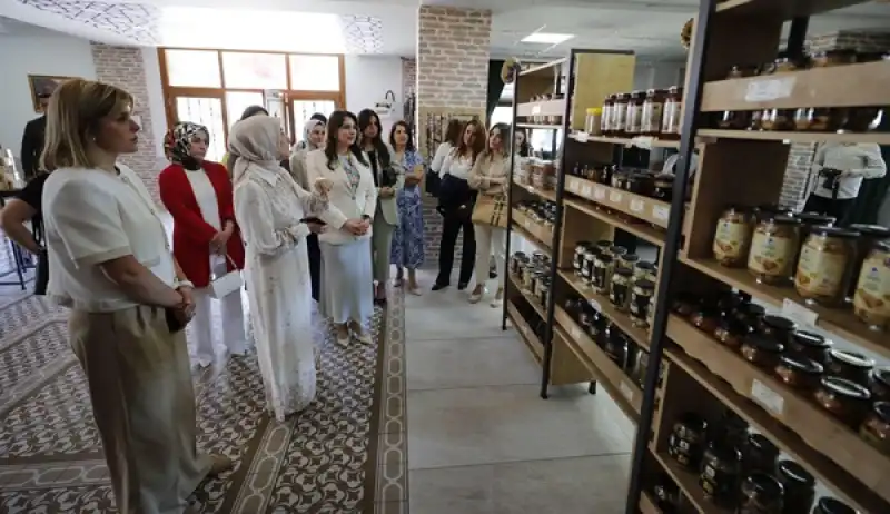 İl Protokolü Eşlerinden Altınözü’nde Kadın Emeğine Destek Ziyareti