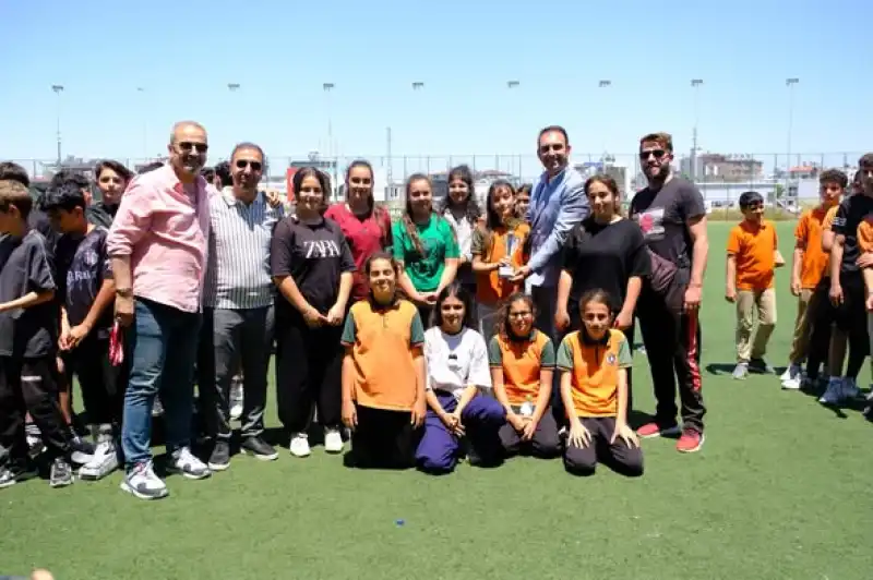 Defne’de şampiyonlara Kupaları Başkan Özgün’den