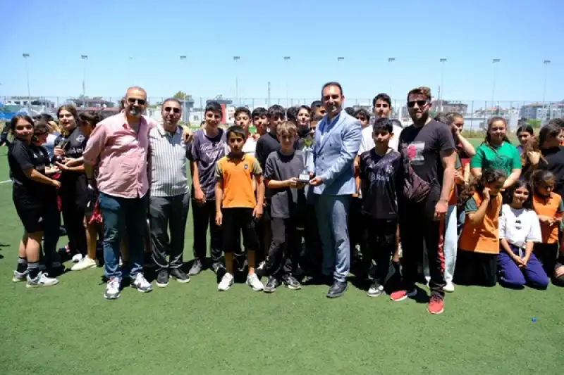 Defne’de şampiyonlara Kupaları Başkan Özgün’den
