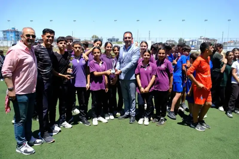 Defne’de şampiyonlara Kupaları Başkan Özgün’den