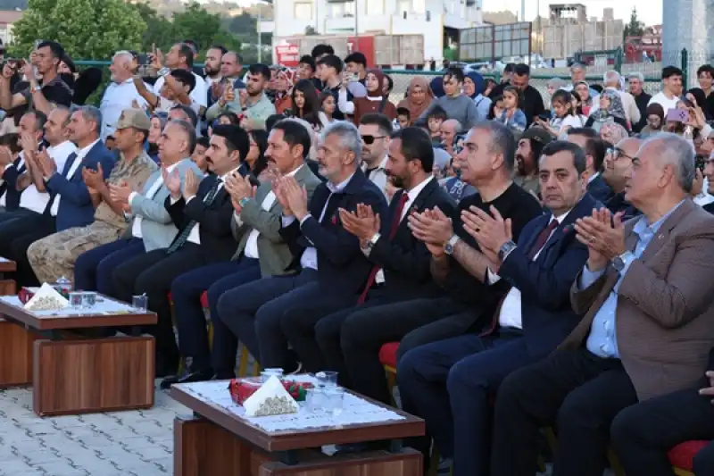Vali Masatlı Ve Başkan Öntürk, Yayladağı çilek Festivali’nde üreticilerle Buluştu