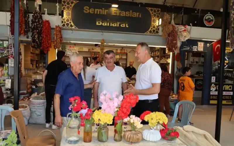 Semir Eraslan Çiçekleri Ile Çarşıya Renk, Ziyaretçilere Moral Katıyor