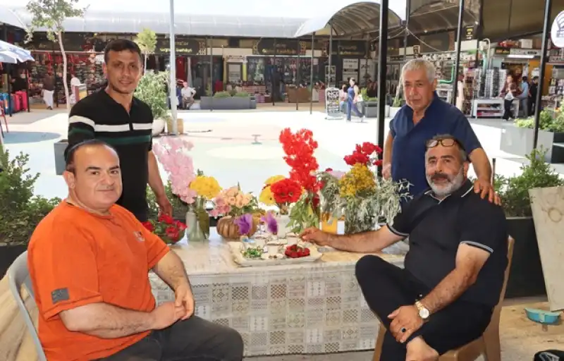 Semir Eraslan Çiçekleri Ile Çarşıya Renk, Ziyaretçilere Moral Katıyor