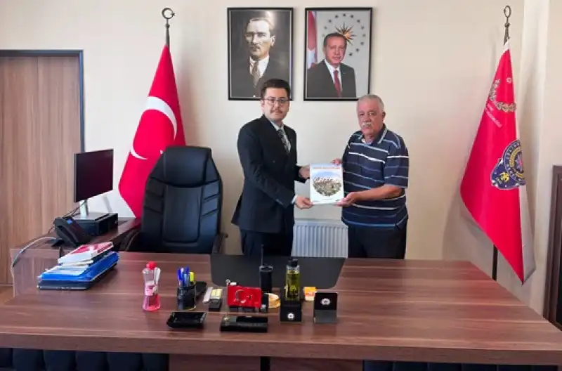 Defne Emniyet Müdürü Mavi’ye “Hatay Halk Bilimi” Kitabı Takdimi