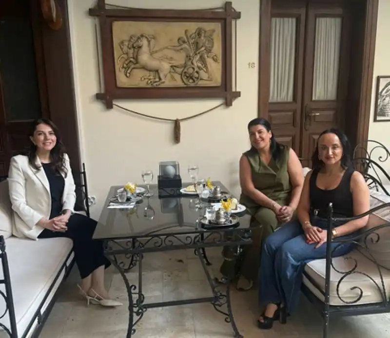 Yazar İpek Aslan, Kitabını Esra Masatlı'ya Takdim Etti