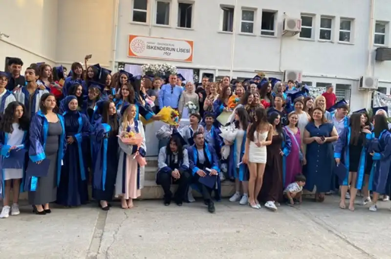 İskenderun Lisesi’nde Mezuniyet Coşkusu 