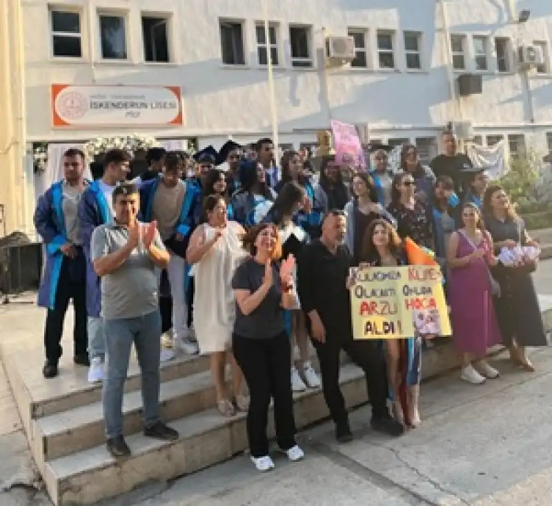 İskenderun Lisesi’nde Mezuniyet Coşkusu