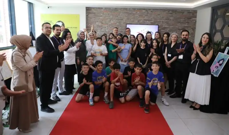 Genç Yetenek Yaren Dönmez’den Gururlandıran Kişisel Resim Sergisi