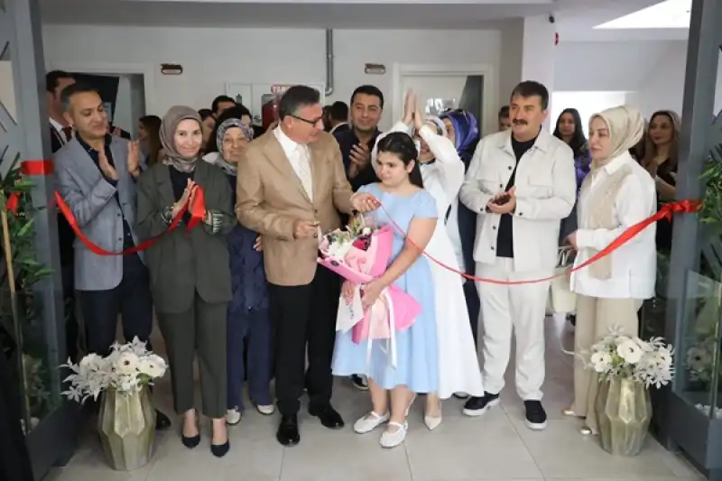 Genç Yetenek Yaren Dönmez’den Gururlandıran Kişisel Resim Sergisi