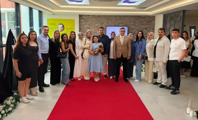 Genç Yetenek Yaren Dönmez’den Gururlandıran Kişisel Resim Sergisi