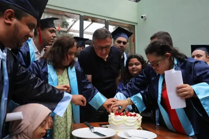 İskenderun Belediyesi Engelsiz Atölye ‘de Mezuniyet Coşkusu: 35 Özel Öğrenci Kep Attı