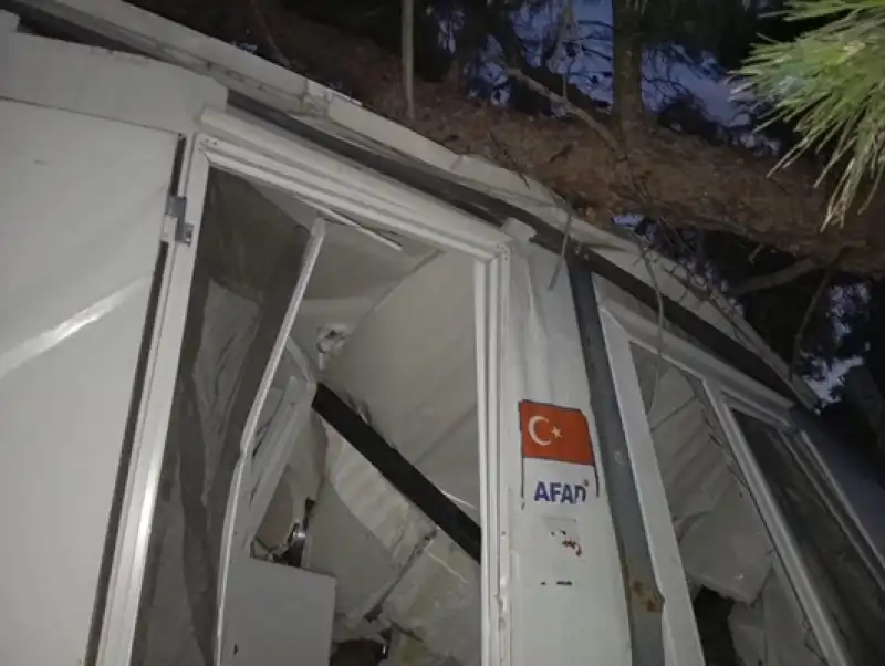 Hatay’da Fırtına Etkili Oldu: Ağaçlar Devrildi, Çatılar Hasar Gördü