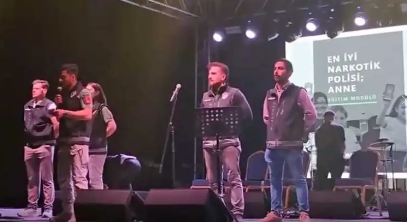 Samandağ Festivali Sahnesinde Polisten Anlamlı Anons!