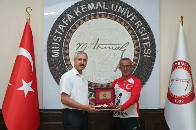 Deprem Şehitleri Anısına Pedal Çeviren Orhan Kotluk’tan Rektörümüze Ziyaret