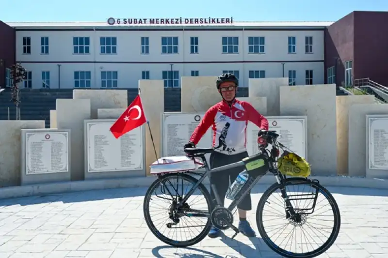 Deprem Şehitleri Anısına Pedal Çeviren Orhan Kotluk’tan Rektörümüze Ziyaret