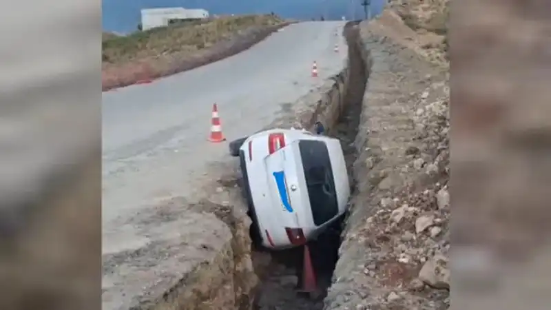 Otomobil Kazılı Kanala Düştü!