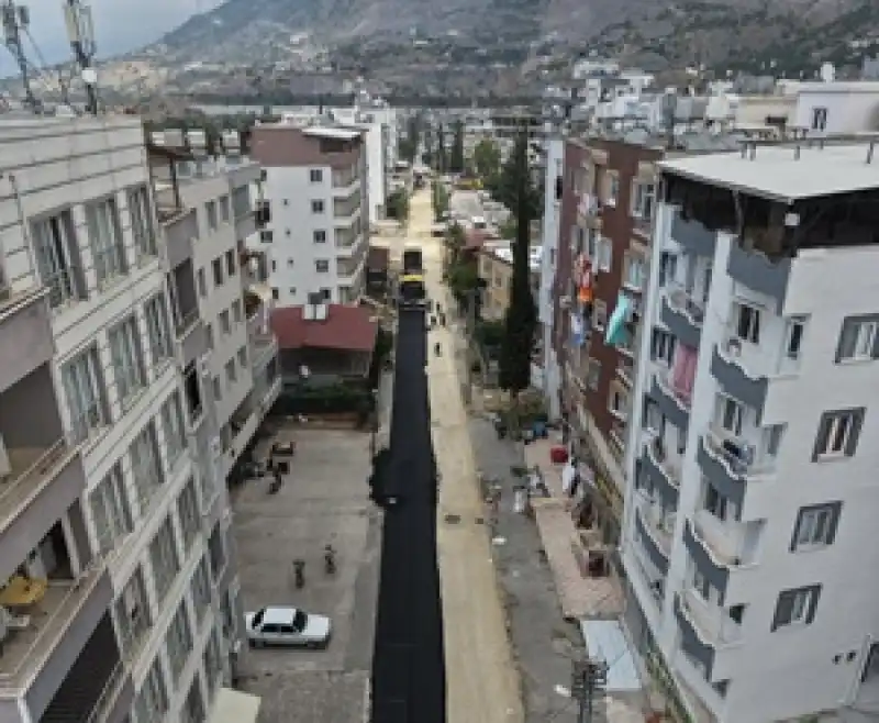 İskenderun’da Bir Haftada 4768 Ton Sıcak Asfalt Serildi 2 Km Yol Asfaltlandı. 