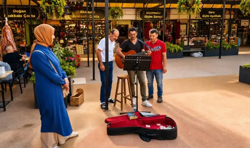 Depremin Susturduğu Gitar, Tarihi Uzun Çarşı'da Yeniden Hayat Buldu