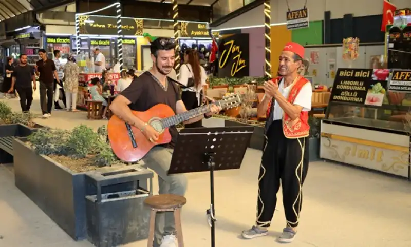 Depremin Susturduğu Gitar, Tarihi Uzun Çarşı'da Yeniden Hayat Buldu