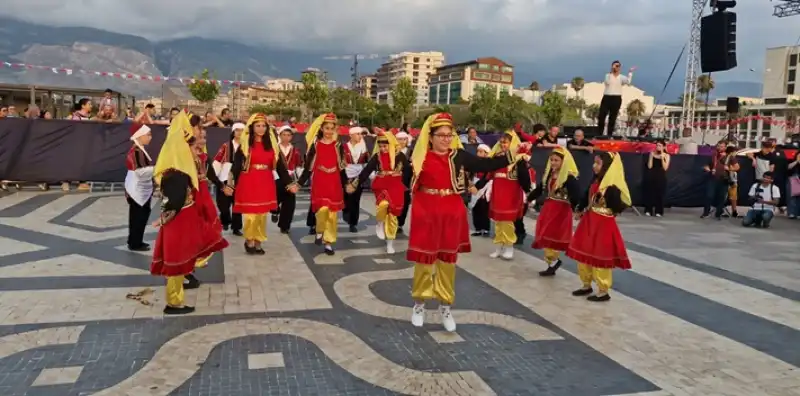 İskenderun Beş Temmuz öğrencilerinden Halk Oyunları Gösterisi