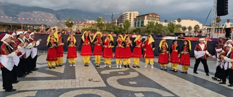 İskenderun Beş Temmuz öğrencilerinden Halk Oyunları Gösterisi