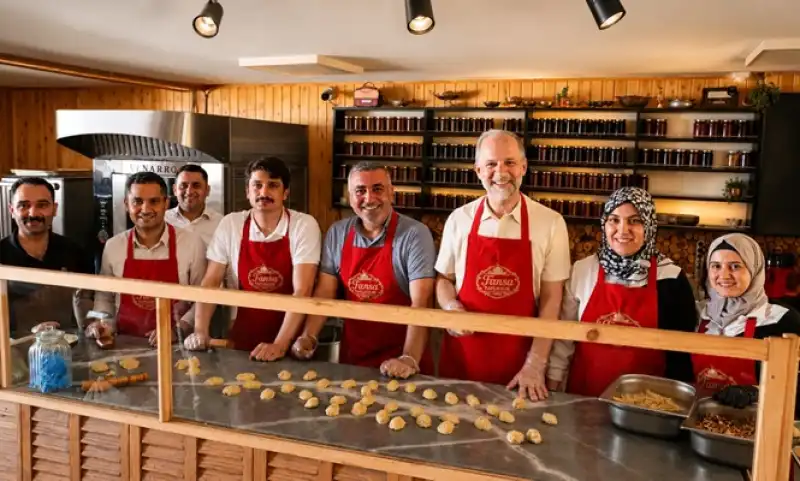 Kömbe Bu Kez Parlamenterlerin Elinde Şekillendi