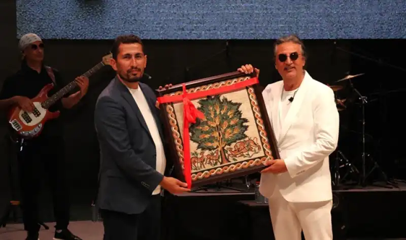 HBB’nin Çelik Konseriyle 90’lar Rüzgarı Hatay’da Esti