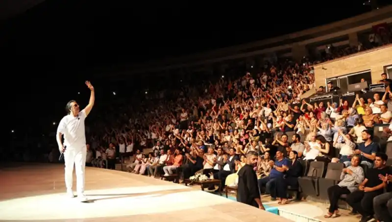 HBB’nin Çelik Konseriyle 90’lar Rüzgarı Hatay’da Esti