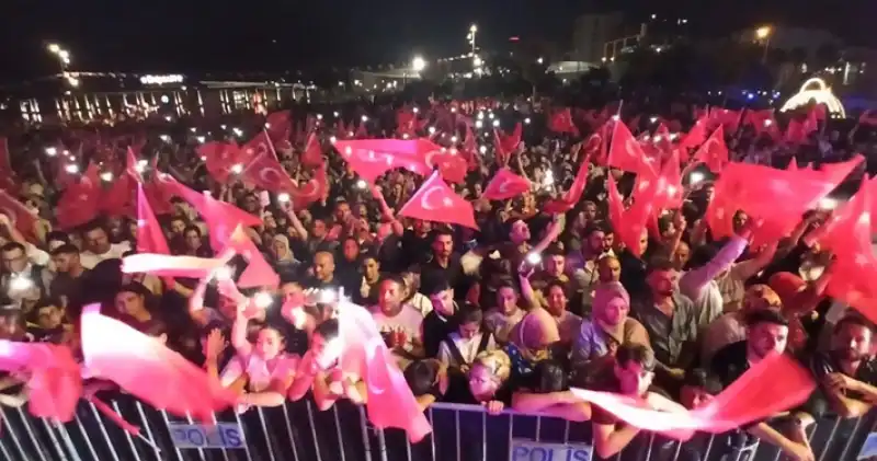 Mahsun Kırmızıgül İskenderun’da Binlerce Hayranıyla Buluştu