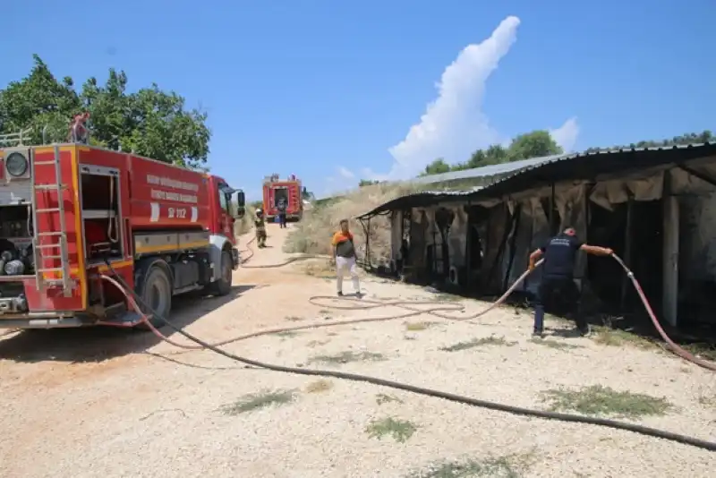 Altınözü’ndeki TOKİ şantiyesinde Korkutan Yangın: 40 Konteyner Kullanılamaz Hale Geldi