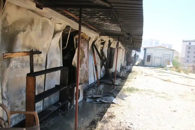 Altınözü’ndeki TOKİ şantiyesinde Korkutan Yangın: 40 Konteyner Kullanılamaz Hale Geldi