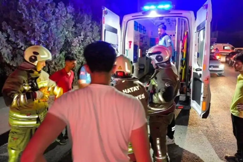 Araçta Sıkışan 3 Kişiyi İtfaiye Kurtardı!