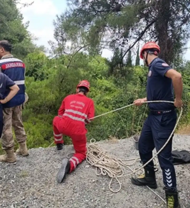 Uçuruma Halat Sarkıtılarak Yaralıya Ulaşıldı