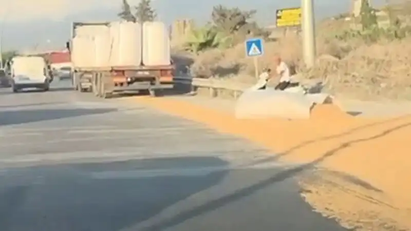 Buğday Yüklü Tırdan Çuvallar Yola Saçıldı!