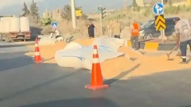 Buğday Yüklü Tırdan Çuvallar Yola Saçıldı!