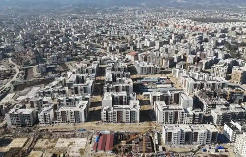 Defne Armutlu TOKİ Konutlarında Anahtar Sevinci: Hak Sahipleri Evlerine Kavuşuyor