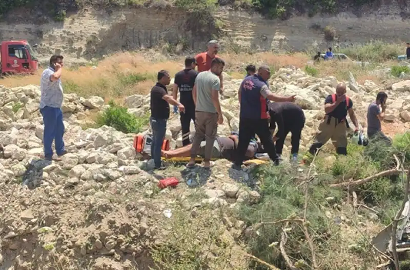 Altınözü-Antakya Karayolunda Bir Kaza Daha: Kamyon şarampole Yuvarlandı