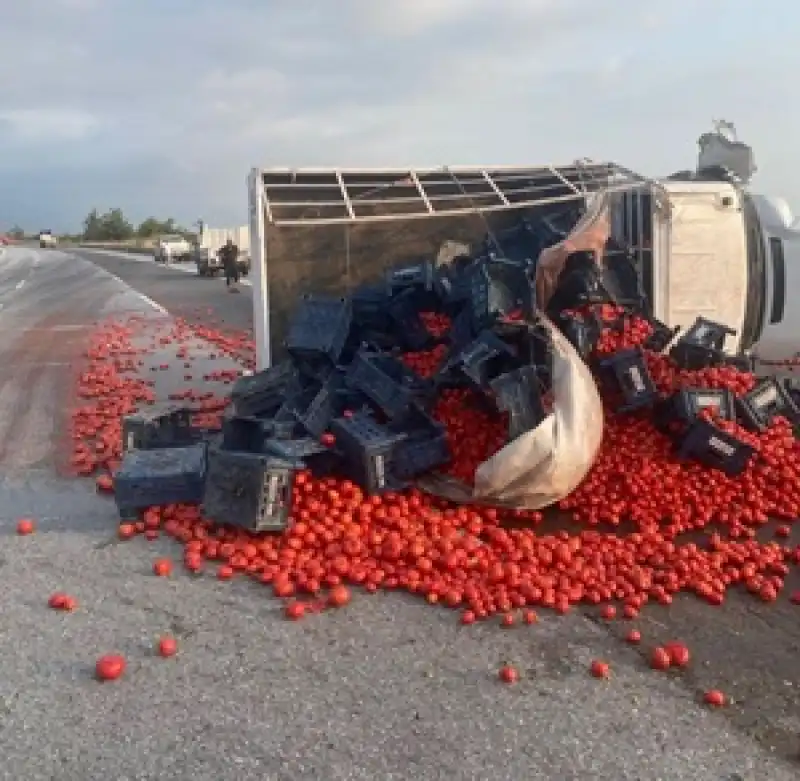 Domates Yola Saçıldı, 2 Kişi Yaralandı!