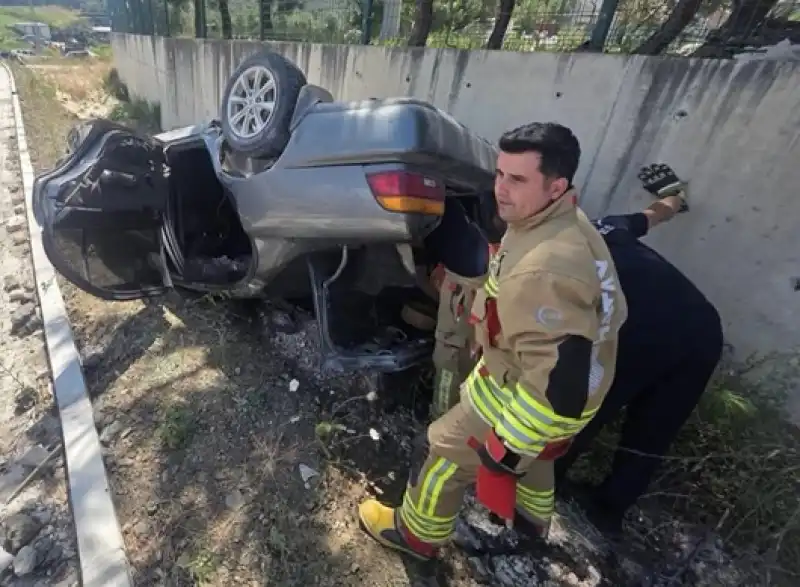 Dikmece’de Takla Atan Otomobilin Sürücüsü Yaralandı