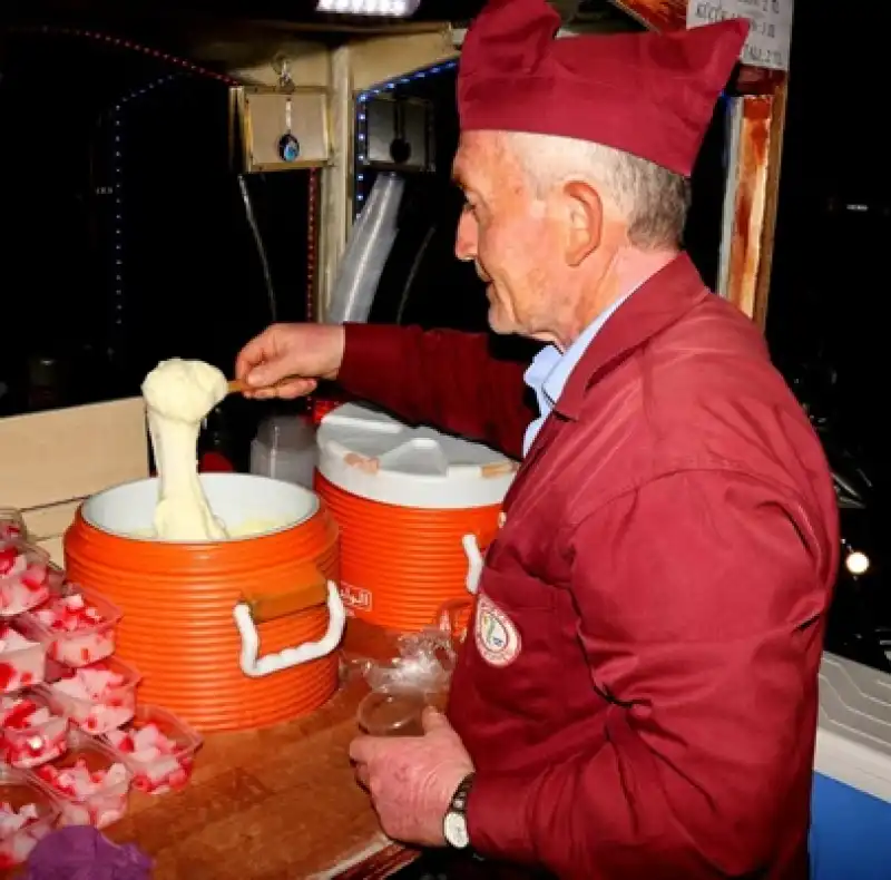 Hatay'ın Efsane Limon Dondurmacısı Lezzeti Yaşatıyor